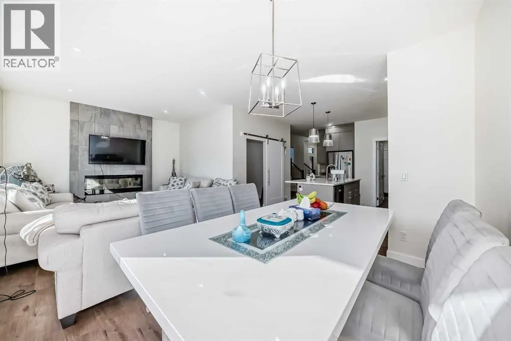 138 Silver Spruce Grove SW