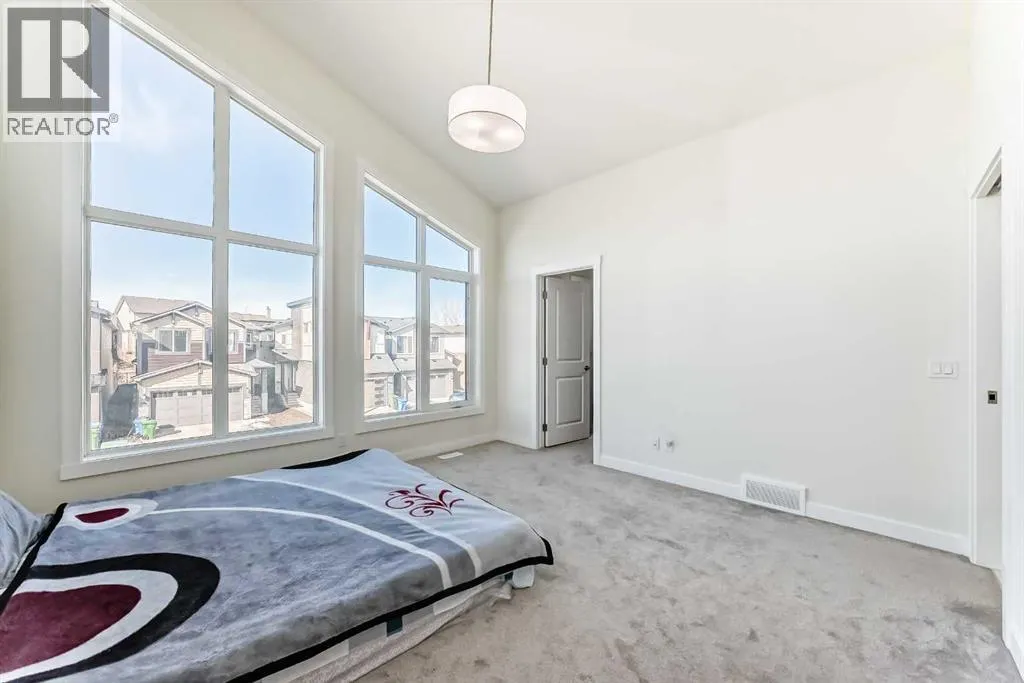 138 Silver Spruce Grove SW