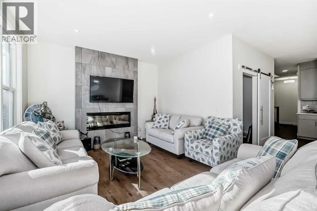 138 Silver Spruce Grove SW