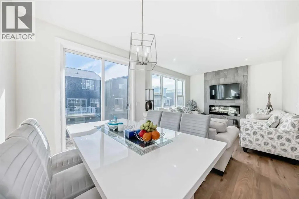 138 Silver Spruce Grove SW