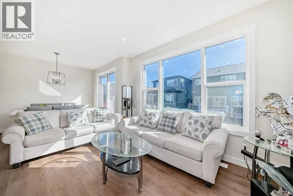 138 Silver Spruce Grove SW