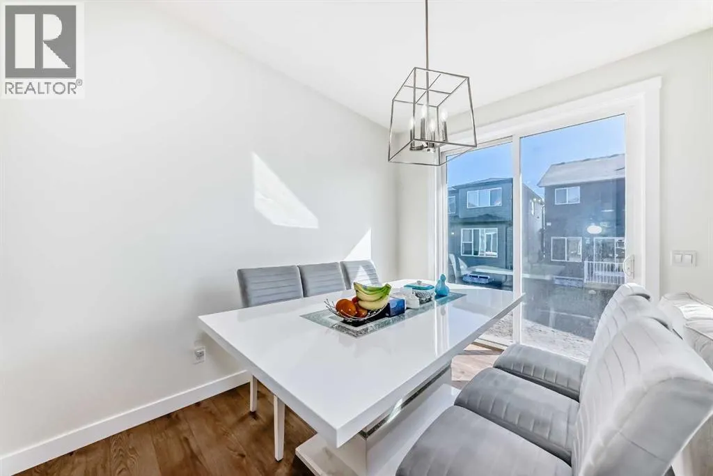 138 Silver Spruce Grove SW