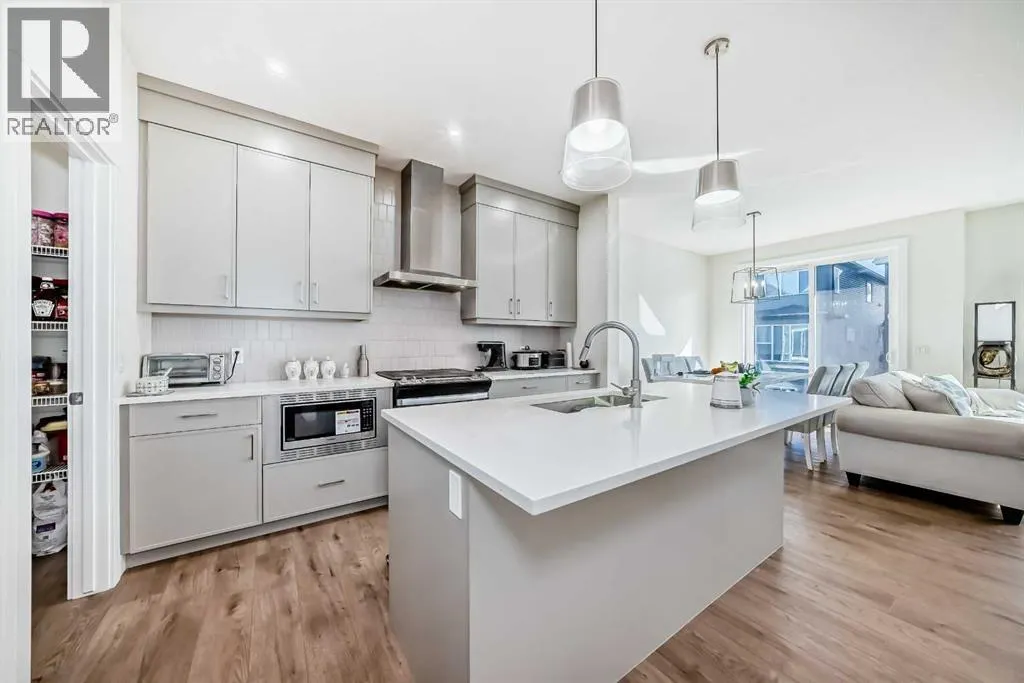138 Silver Spruce Grove SW