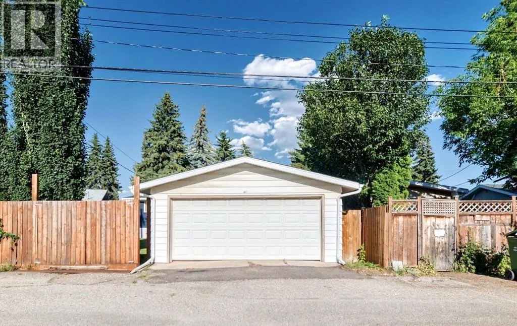 411 Woodland Crescent SE