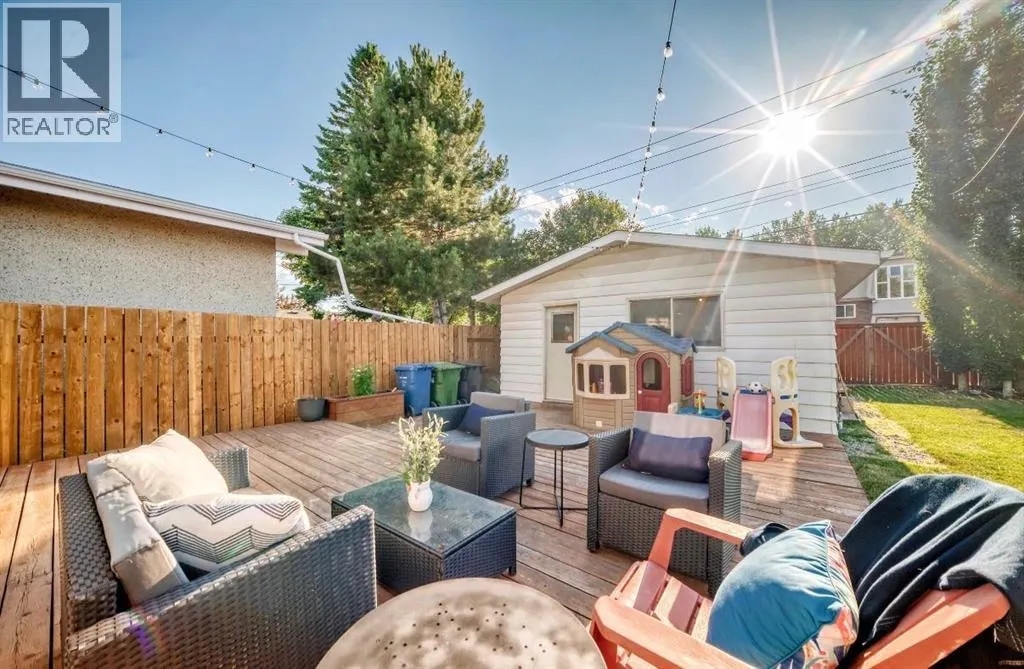 411 Woodland Crescent SE