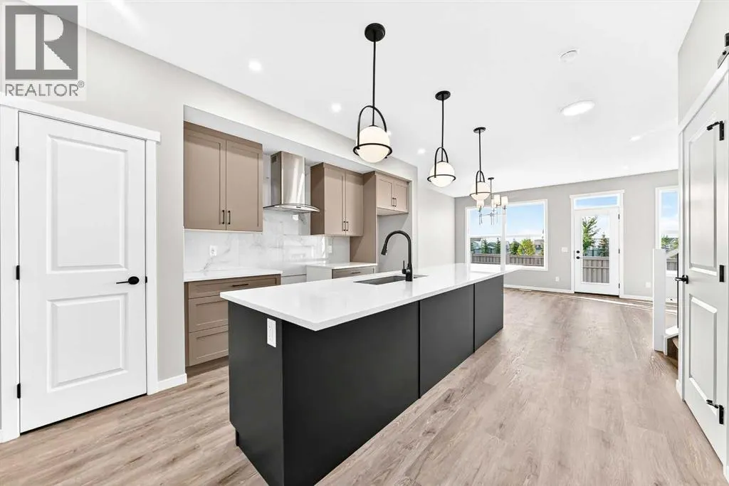 99 Mercado Crescent SE