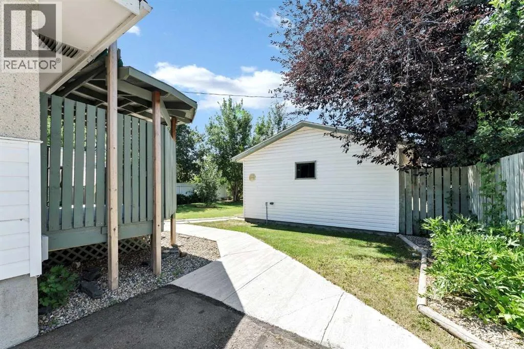 31 8 Street W