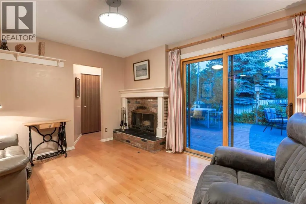 544 BROOKMERE Crescent SW