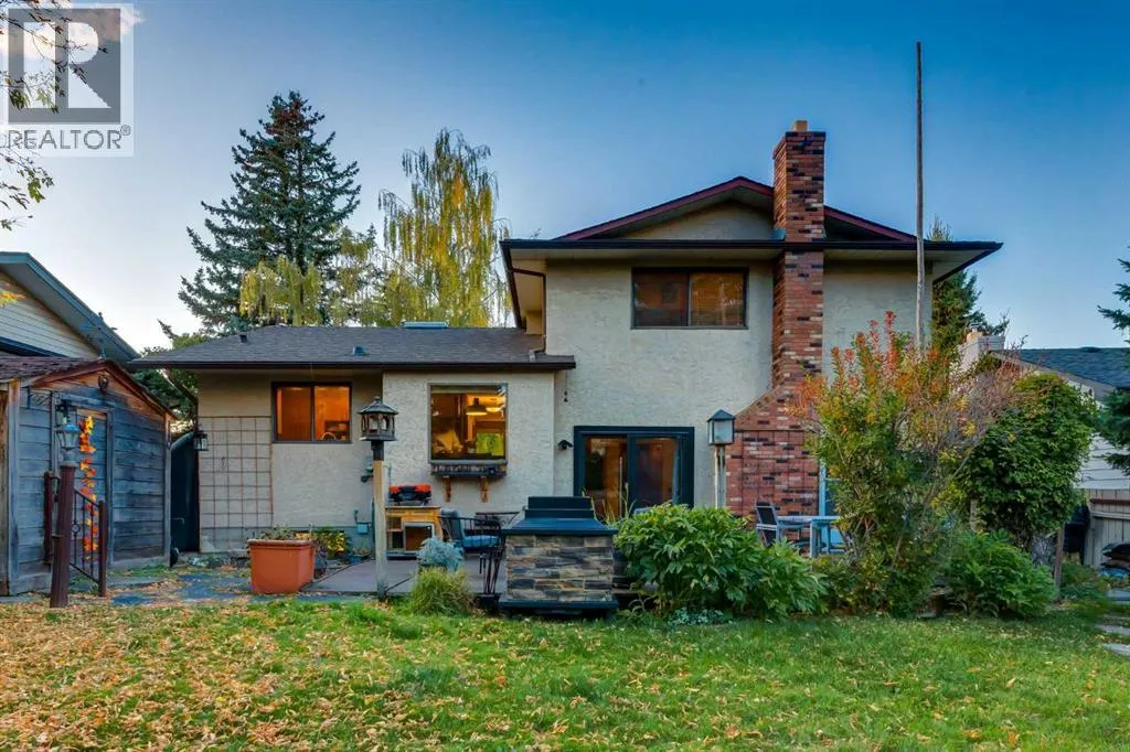 544 BROOKMERE Crescent SW