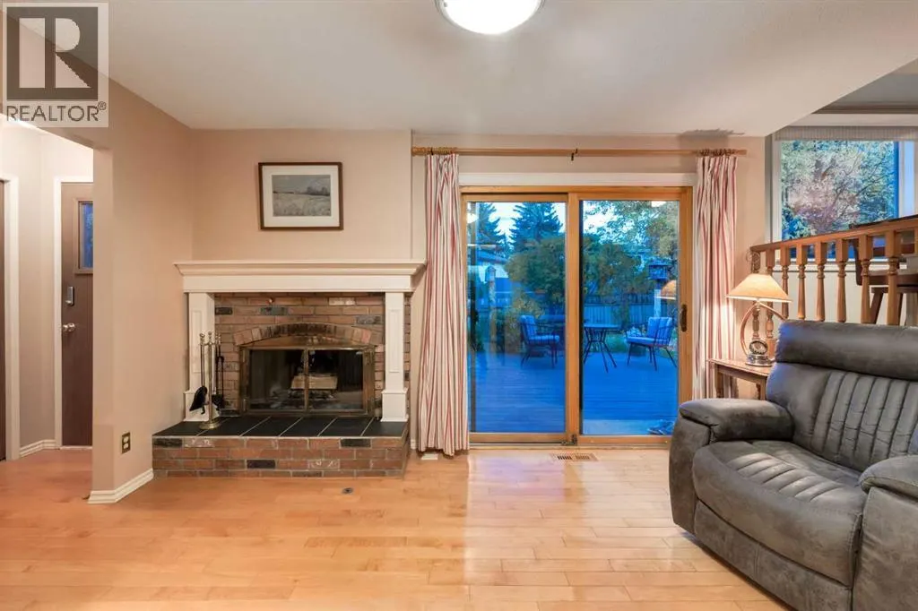 544 BROOKMERE Crescent SW