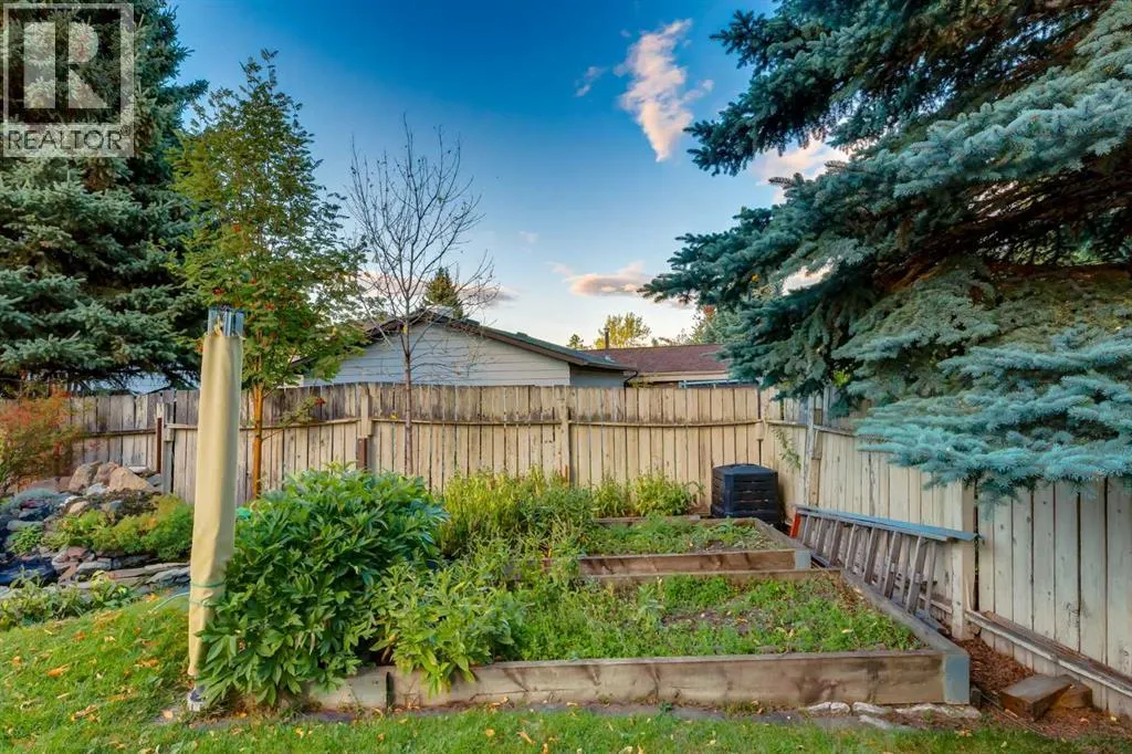 544 BROOKMERE Crescent SW