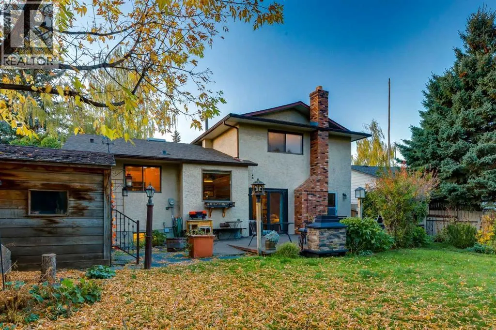 544 BROOKMERE Crescent SW