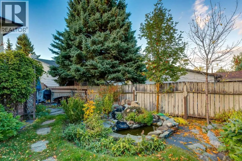 544 BROOKMERE Crescent SW