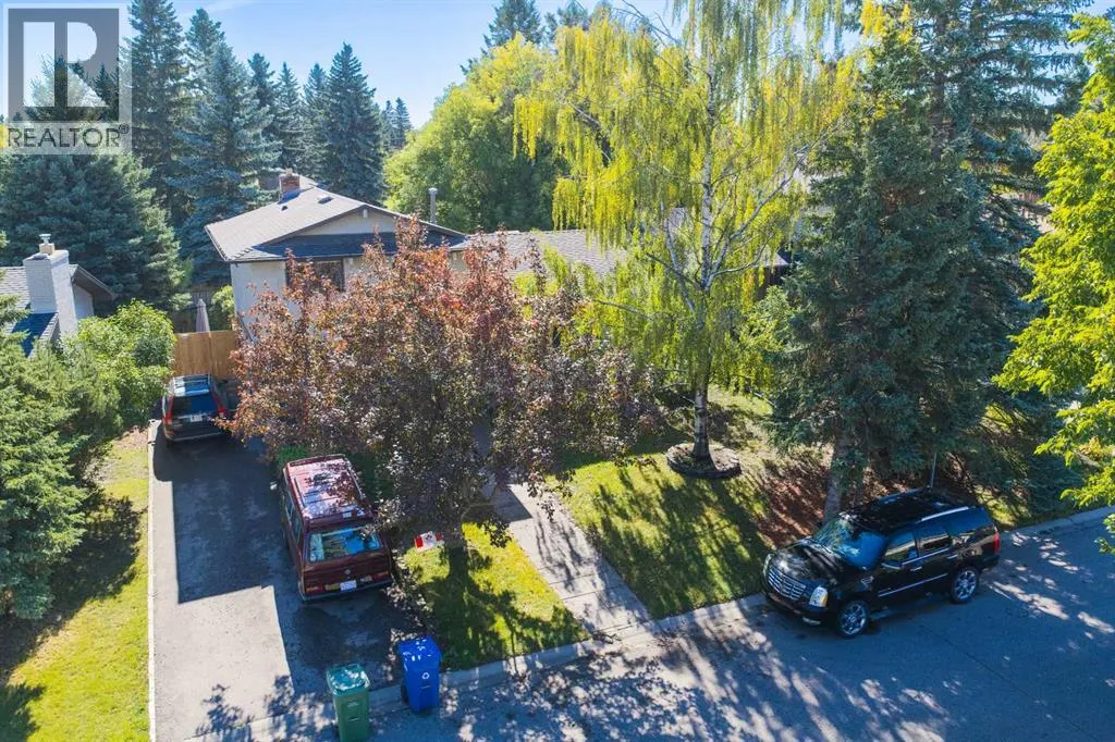544 BROOKMERE Crescent SW