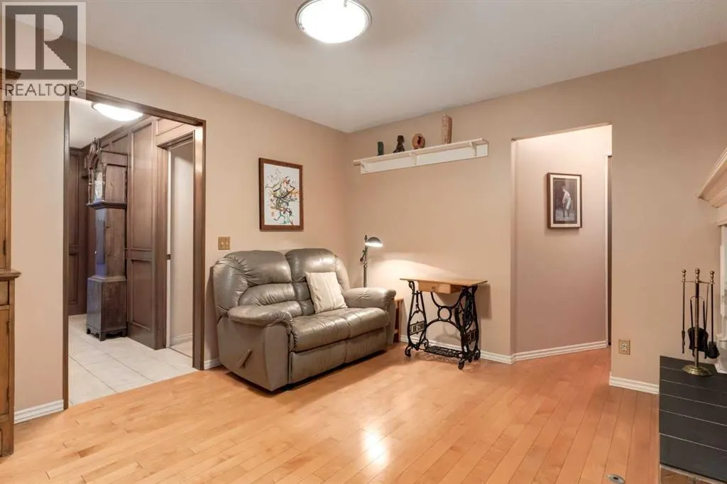 544 BROOKMERE Crescent SW