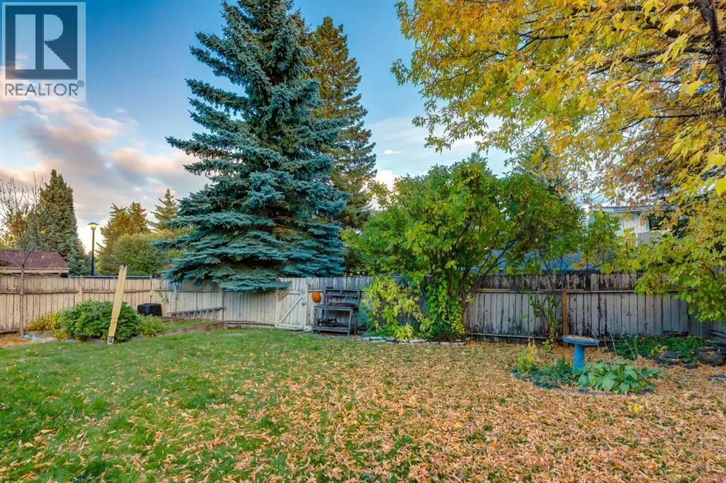 544 BROOKMERE Crescent SW