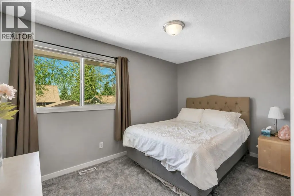 12 Oakvale Place SW