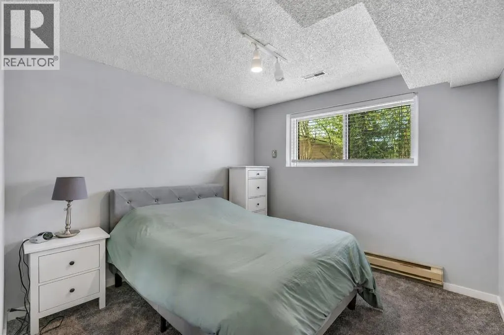 12 Oakvale Place SW