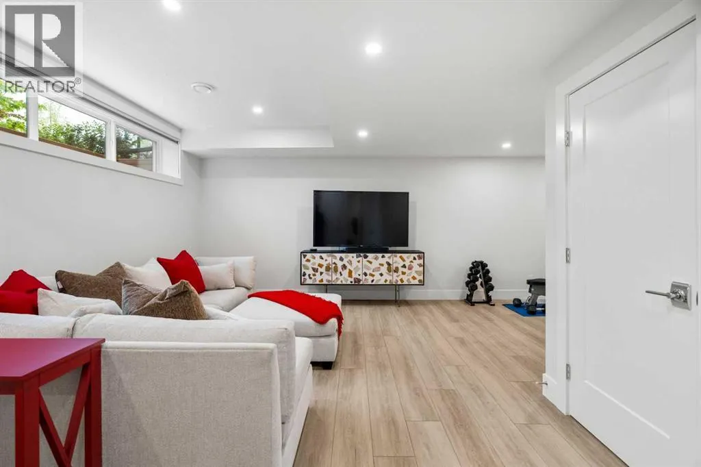 220 Marina Cove SE