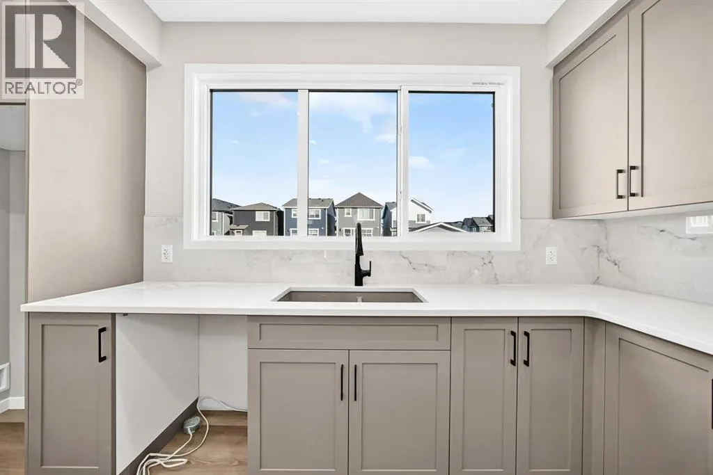72 Mercado Road SE