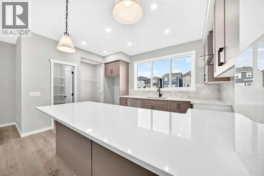 72 Mercado Road SE
