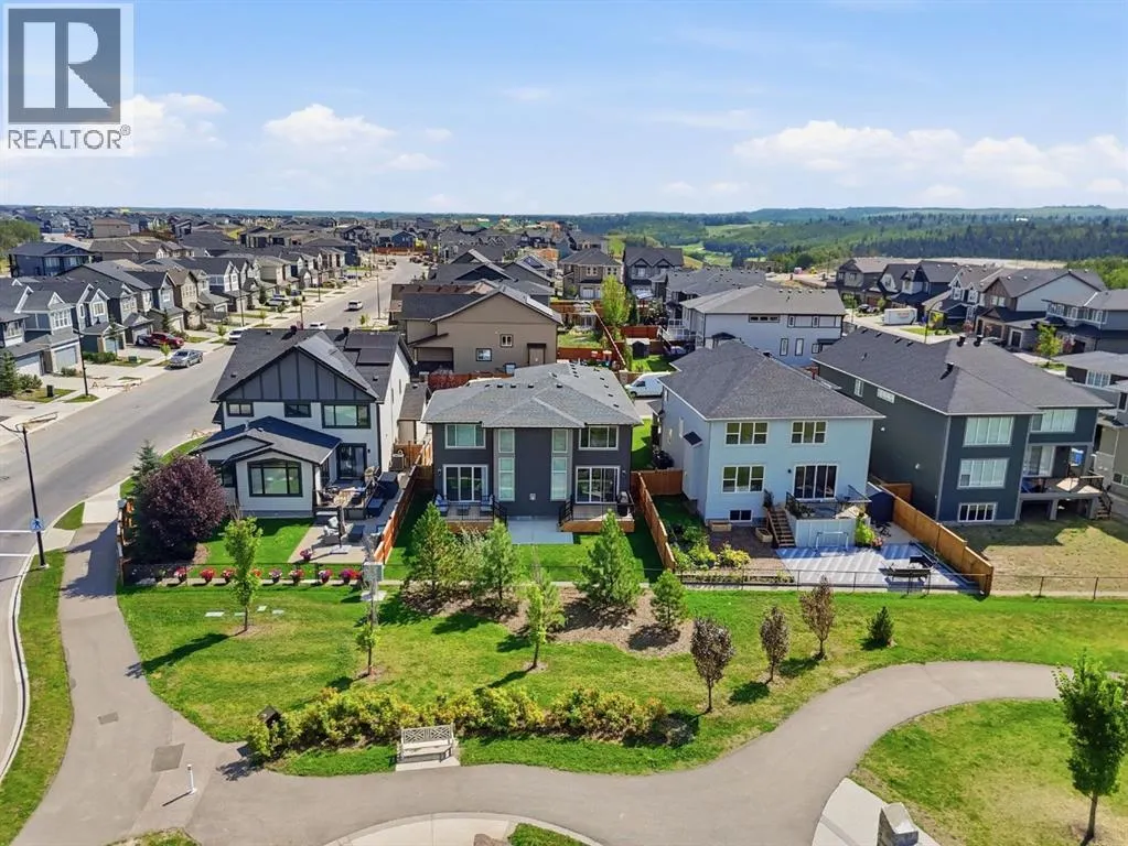 10 Legacy Woods Crescent SE