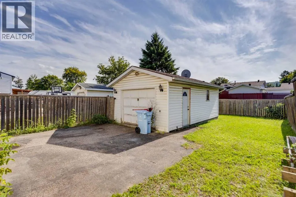33 Poplar Crescent