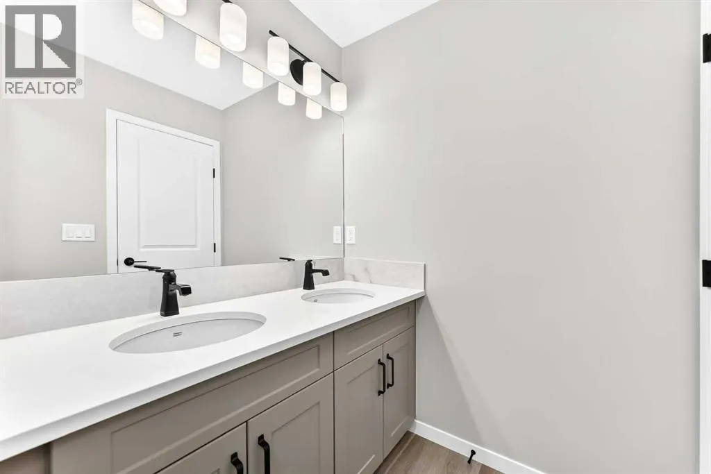87 Mercado Crescent SE