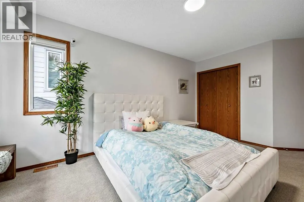 16 Evergreen Gardens SW