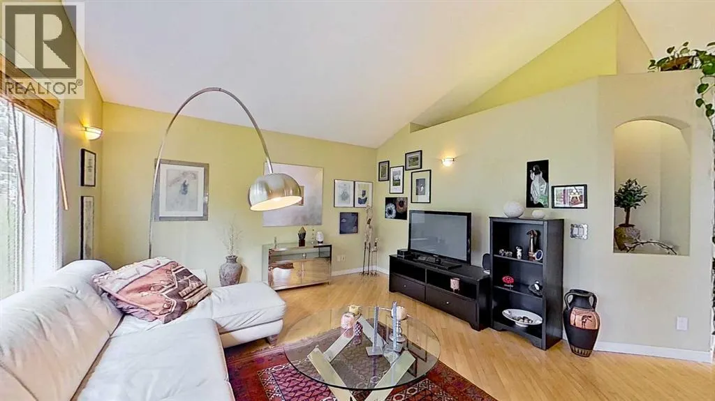 18 Tuscany Meadows Heights NW