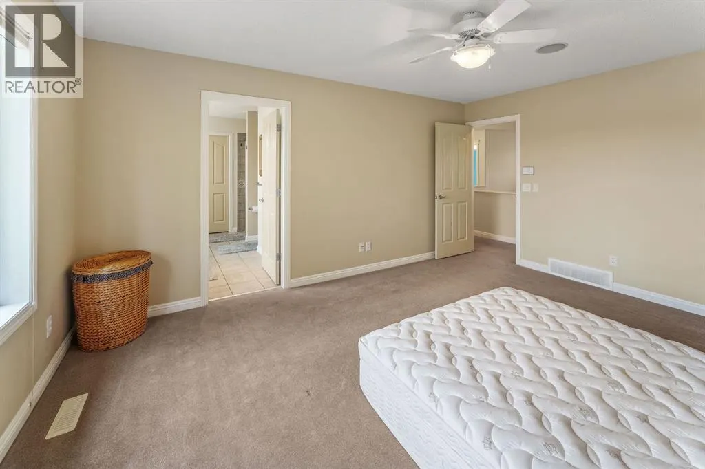 160 Royal Oak Heights NW