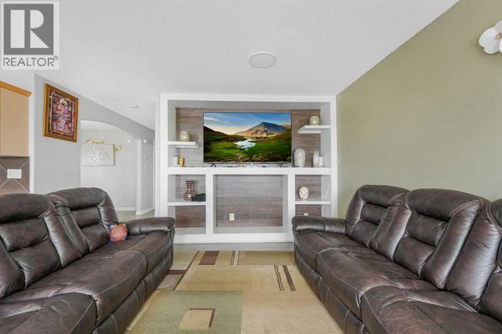 237 Saddlecrest Way NE