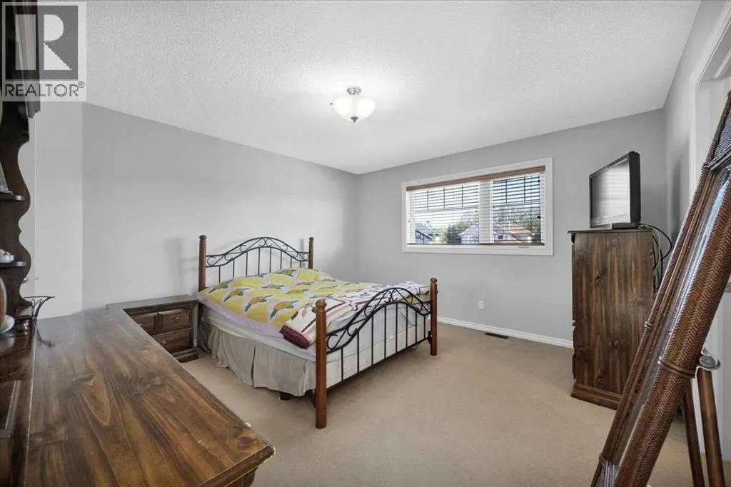 209 Crystal Green Point