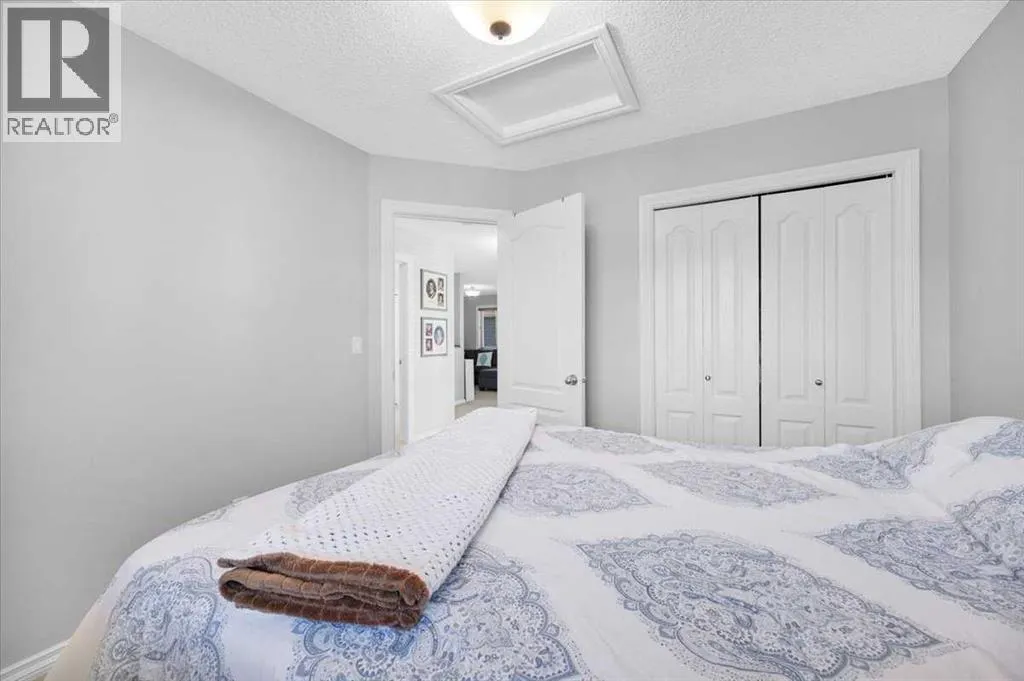 209 Crystal Green Point