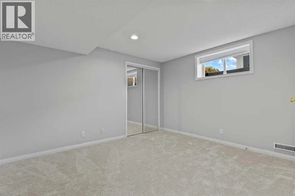 232 Lake Wapta Rise SE