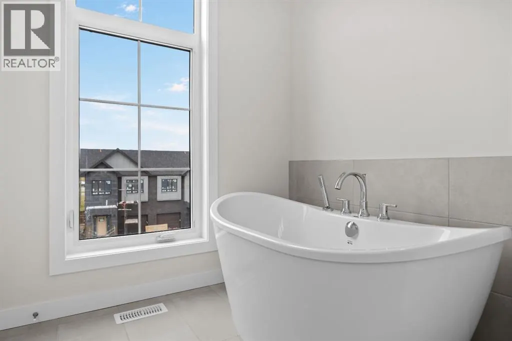 124 Greenwich Drive NW