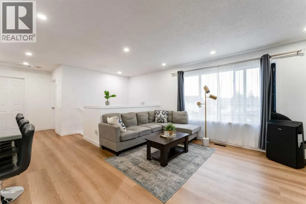 1135 penrith Crescent SE