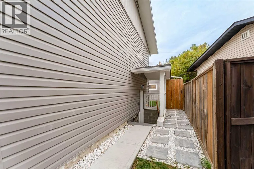 1135 penrith Crescent SE