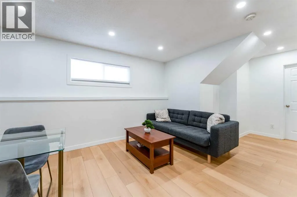 1135 penrith Crescent SE