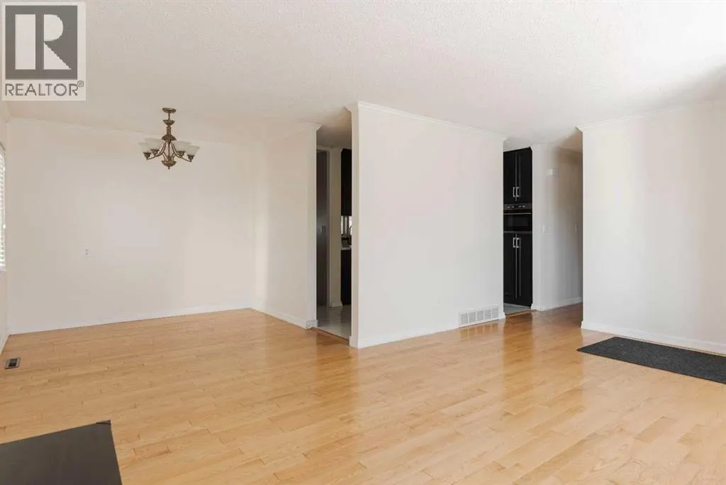 32 Moberly Crescent
