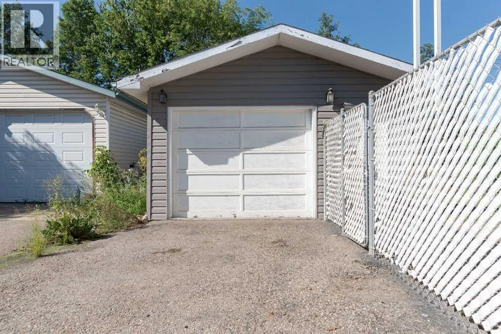 32 Moberly Crescent