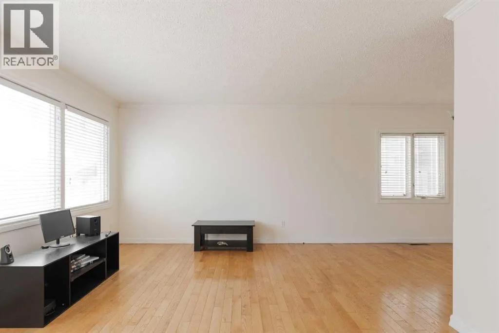 32 Moberly Crescent