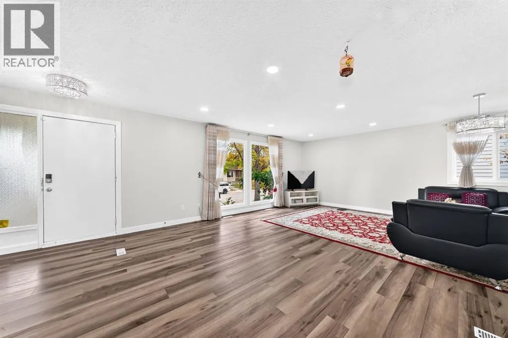135 Whiteview Close NE
