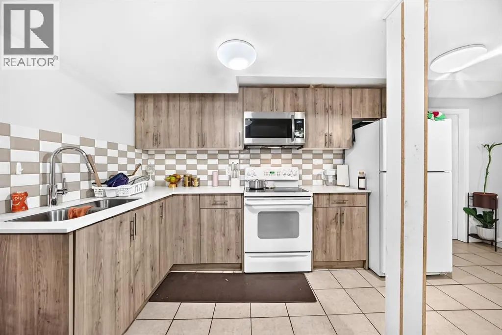 135 Whiteview Close NE