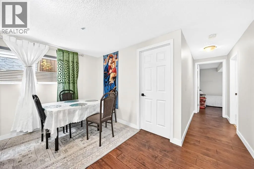 135 Whiteview Close NE