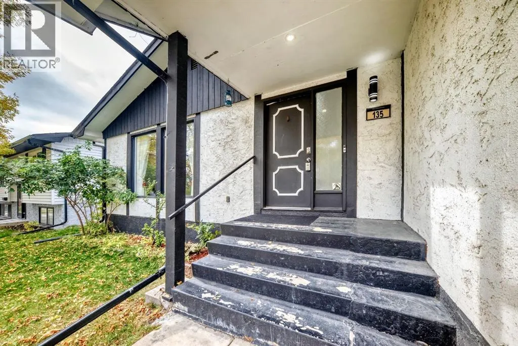 135 Whiteview Close NE
