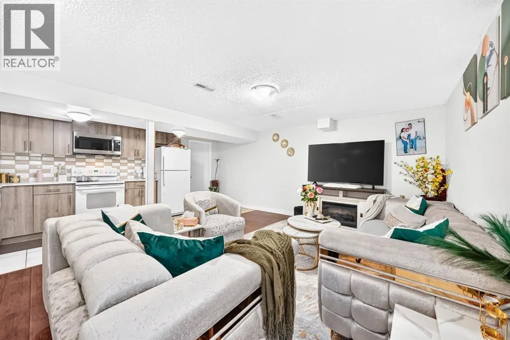 135 Whiteview Close NE