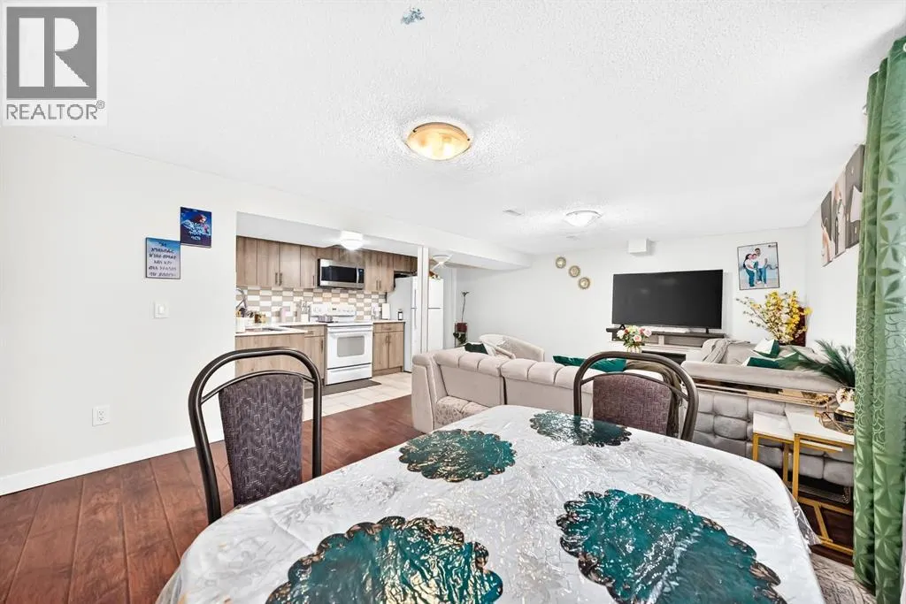 135 Whiteview Close NE