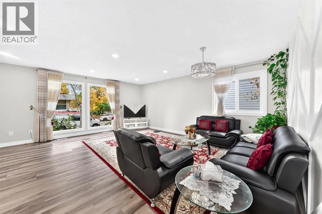 135 Whiteview Close NE