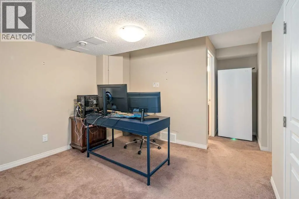 240 Elgin Meadows Gardens SE